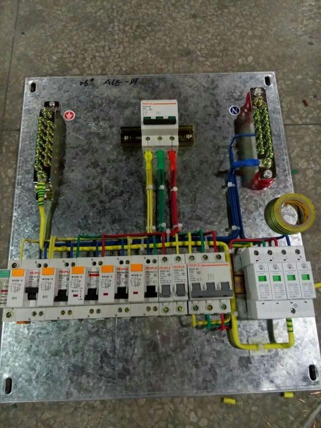 跟著師傅學(xué)做配電箱，看到師傅的手藝，我不好意思開始